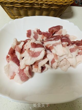 辣椒炒五花肉的做法步骤：1
