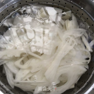 剁椒炒藕片的做法步骤：2