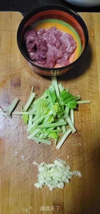 芹菜拌肉片的做法步骤：2