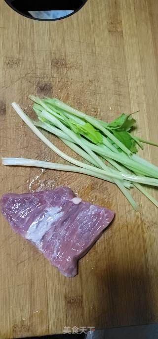 芹菜拌肉片的做法步骤：1