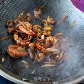 干锅肥肠虾的做法步骤：16