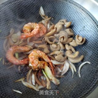 干锅肥肠虾的做法步骤：15