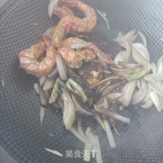 干锅肥肠虾的做法步骤：14