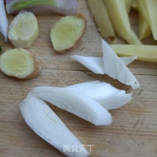 干锅肥肠虾的做法步骤：2