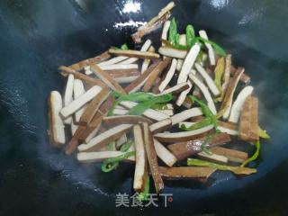 蒜香干子的做法步骤：2