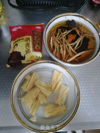 胡辣汤的做法步骤：1