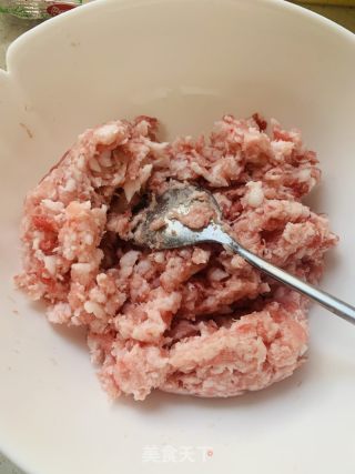 猪肉包子的做法步骤：1