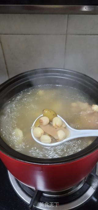 莲子山药煲橄榄猪骨汤的做法步骤：7
