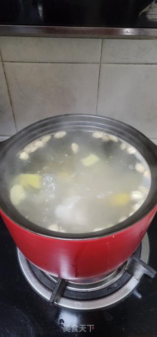 莲子山药煲橄榄猪骨汤的做法步骤：5