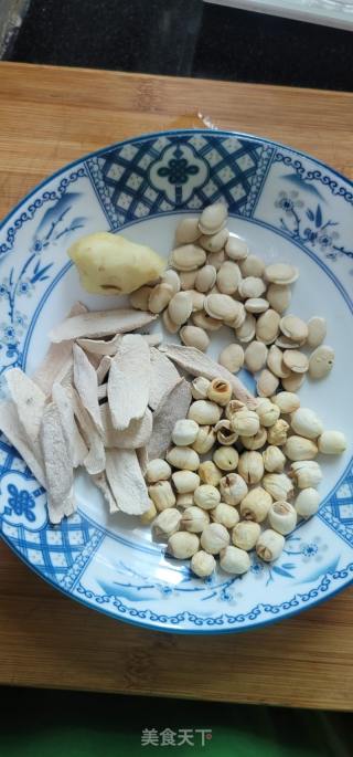 莲子山药煲橄榄猪骨汤的做法步骤：2