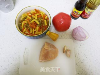 鸡丁肉酱螺丝意面的做法步骤：1