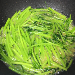 蒜蓉炒茼蒿的做法步骤：4