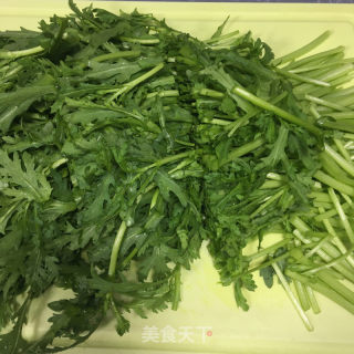 蒜蓉炒茼蒿的做法步骤：2