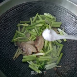 “快手小炒”回锅肉炒芹菜的做法步骤：8