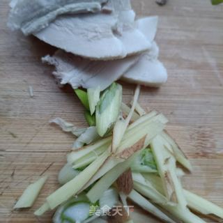 “快手小炒”回锅肉炒芹菜的做法步骤：3