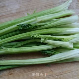 “快手小炒”回锅肉炒芹菜的做法步骤：1