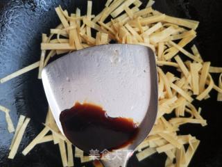 豆皮炒韭菜的做法步骤：3