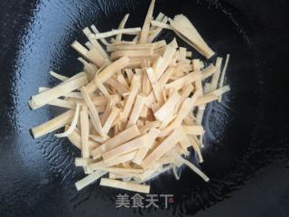 豆皮炒韭菜的做法步骤：2