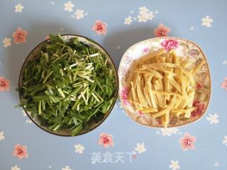 豆皮炒韭菜的做法步骤：1
