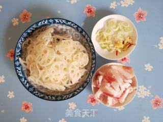 五花肉炒藕片的做法步骤：2