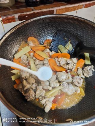 胡萝卜烧鸭肉的做法步骤：6