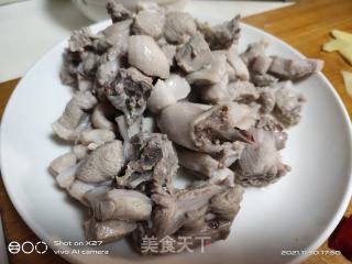 胡萝卜烧鸭肉的做法步骤：2