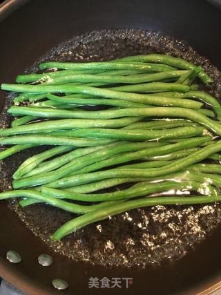 鲜香下饭梅菜肉酱炒豆角的做法步骤：2