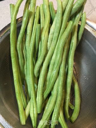鲜香下饭梅菜肉酱炒豆角的做法步骤：1