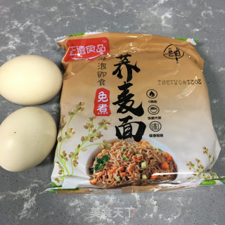 荷包蛋包菜汤面的做法步骤：1