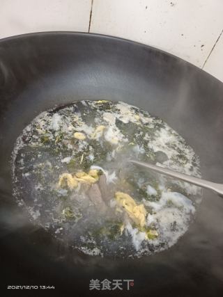 紫菜猪肝鸡蛋汤的做法步骤：2