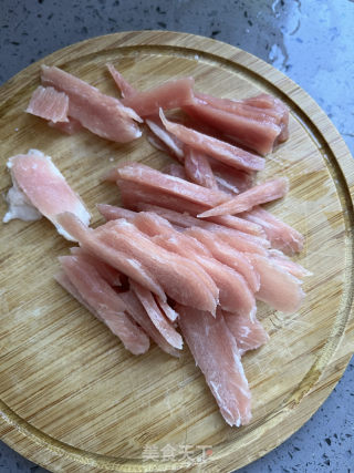 榨菜肉丝面的做法步骤：1