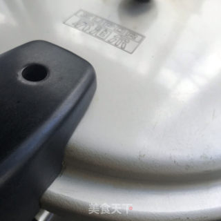 莲藕玉米排骨汤的做法步骤：6