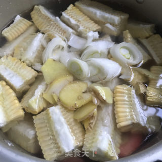 莲藕玉米排骨汤的做法步骤：5