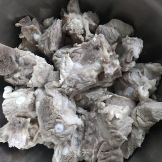 莲藕玉米排骨汤的做法步骤：3