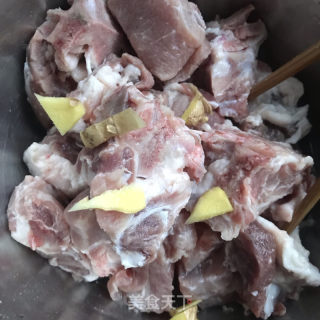 莲藕玉米排骨汤的做法步骤：2