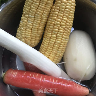 莲藕玉米排骨汤的做法步骤：1