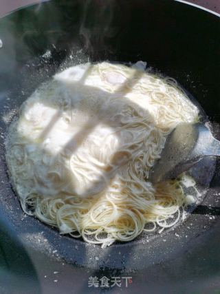辣白菜鸡蛋面的做法步骤：5