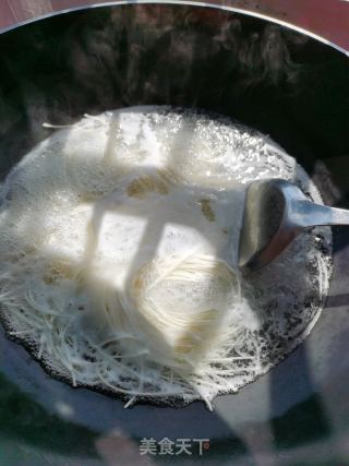 辣白菜鸡蛋面的做法步骤：2