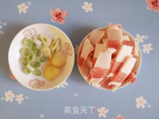 五花肉烧豆腐的做法步骤：2