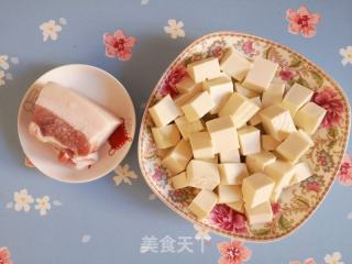 五花肉烧豆腐的做法步骤：1