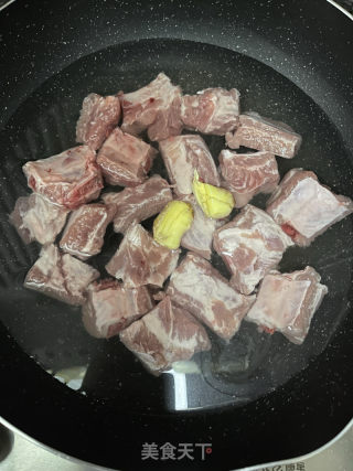 魔芋烧排骨的做法步骤：1