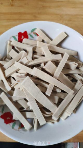 蒜苔豆片炒肉丝的做法步骤：2