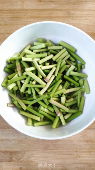 蒜苔豆片炒肉丝的做法步骤：1