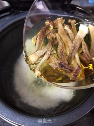 鹿茸菇干贝粥的做法步骤：3