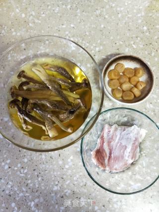 鹿茸菇干贝粥的做法步骤：1