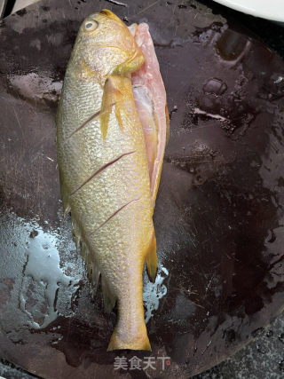 红烧黄花鱼的做法步骤：1