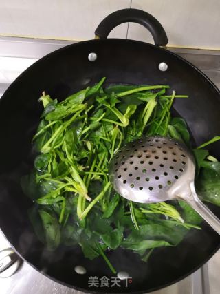 炝炒菠菜的做法步骤：2