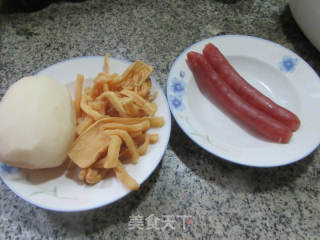 香肠萝卜干炒莲藕的做法步骤：1