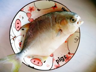 红烧金鲳鱼的做法步骤：1