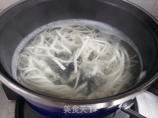 香菜虾皮汤面条的做法步骤：5